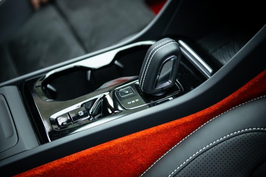 Детали интерьера Volvo XC40 T5 R-Design 2018 года  (JP) (фото 6 из 23)